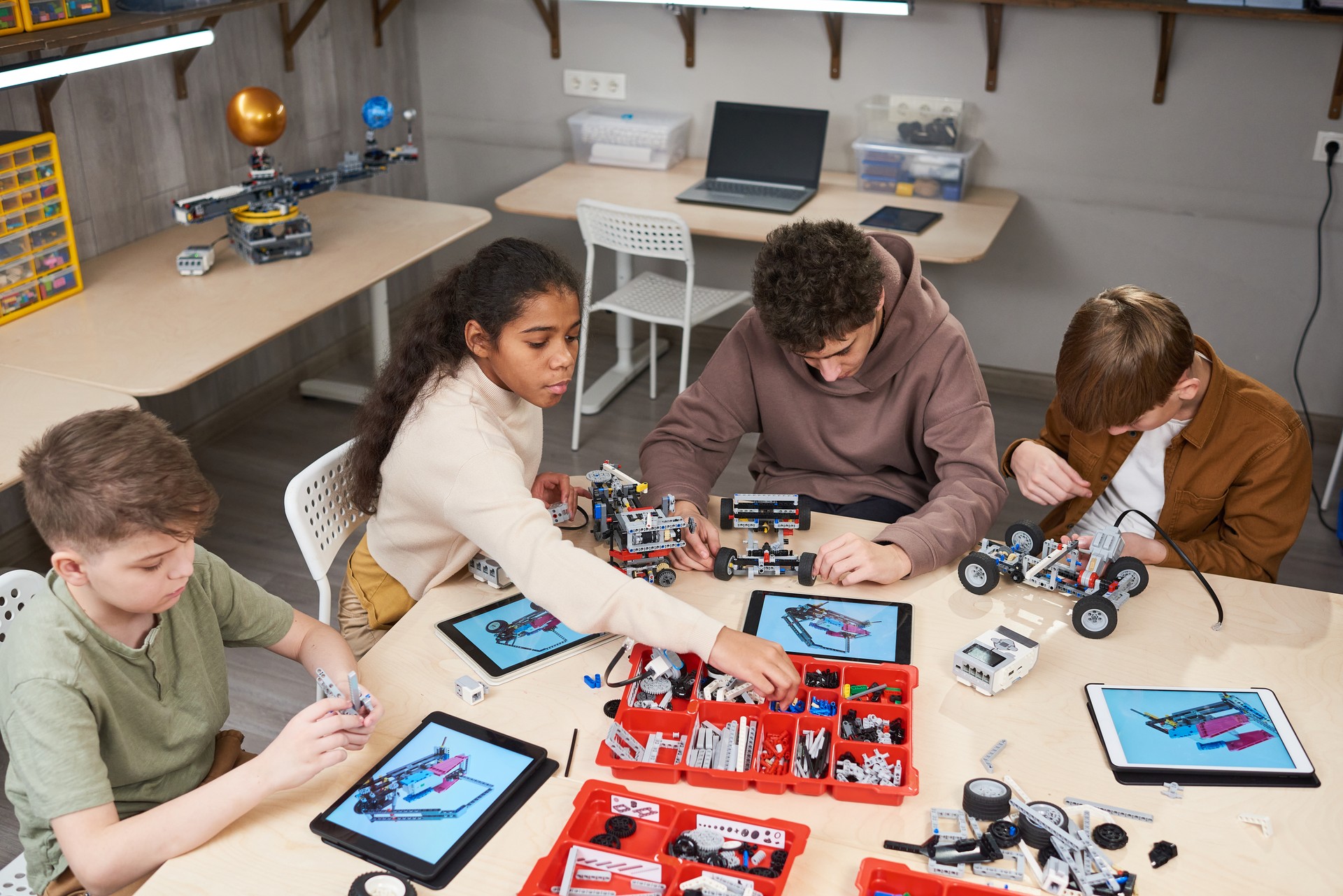 Students building robots according to the project